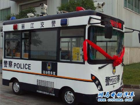 新型交警“流動警務(wù)站”亮相云南麗江街頭