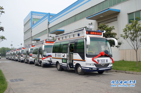 湖南益陽(yáng)10臺(tái)鴻馬移動(dòng)警務(wù)室發(fā)車(chē)——深化平安建設(shè)
